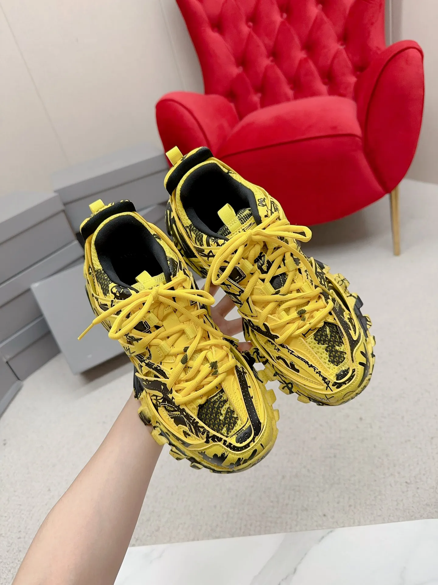 👟👟Ex-factory price 980👟👟 Men's size +10 𝐁𝐚𝐥𝐞𝐧𝐜𝐢𝐚𝐠𝐚|||𝐭𝐫𝐚𝗰𝐤 series 𝟑.𝟎Three generations of sports dad shoes‼ ️ [Top high-end quality from Dongguan Factory] Balenciaga dad shoes ~ super fashionable ~ full and three-dimensional shoes ~ amazing lines ~ very soft and light on the feet ~ super comfortable ~ versatile for commuting ~ can be paired with mid-calf socks, bell bottoms, wide-leg pants, overalls, very high-end ~ very manly and handsome ~ suitable for spring, summer, autumn and winter all year round... ⇢✈ Upper: Exclusive 1:1 original molded custom imported technical fabric mesh + imported cloth + 3M reflective strips [composed of 108 sub-pieces] ⇢✈Inner lining: Breathable mesh ⇢✈Outsole: Exclusive 1:1 original molded PU+TPU+EVA+rubber, a total of 13 sets of grinding tool combinations ⚠️Difference in market currency ~ high-end quality is definitely different ⇢✈𝐒𝐈𝐙𝐄Females: 35, 36, 37, 38, 39, 40 ⇢✈𝐒𝐈𝐙𝐄Men: 39, 40, 41, 42, 43, 44, 45